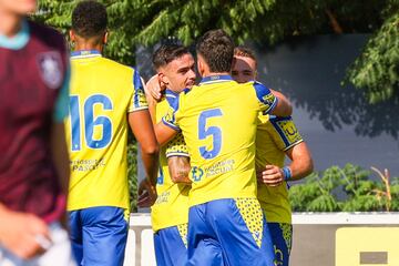 Roger Martí celebrando su segundo tanto de pretemporada junto a Víctor Chust y Javier Ontiveros.