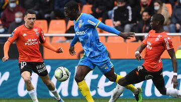 Lorient's French midfielder Enzo Le Fee (L) and Lorient's French defender Houboulang Mendes (R) fights for the ball with Lens' Malian defender Massadio Haidara during the French L1 football match between Lorient and Lens at The Moustoir Stadium in Lorient, western France on February 6, 2022. (Photo by Fred TANNEAU / AFP)