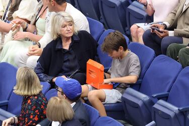 La empresaria Martha Stewart (izq) asiste a la final individual masculina entre Jannik Sinner, de Italia, y Carlos Alcaraz.