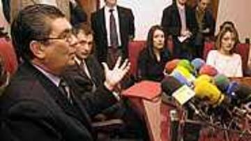 <b>EXPLICACIONES</B>. Javier Miranda se presentó ante la Prensa (izda. a dcha.) con su abogado, la socia implicada Aitziber Masterra y su hermana Gema.