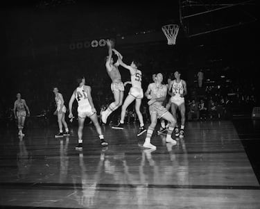 Arild Verner Agerskov Mikkelsen estuvo diez temporadas en Minneapolis Lakers. Conquistó cuatro anillos y disputó seis All Star. Socio letal con Mikan, fue incluido en el Hall of Fame en 1994.