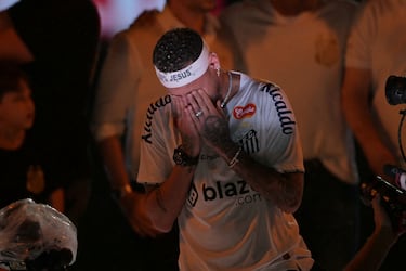 Neymar se mostró muy emocionado durante su presentación como nuevo jugador del Santos.