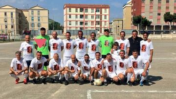 Nainggolan posa con el resto del equipo que jugó el partido por Astori