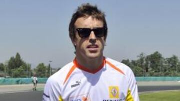 <b>FERRARI.</b> El piloto español de Renault Fernando Alonso no ha excluido la posibilidad de que el año que viene corra en la escudería italiana Ferrari y ha asegurado que, para que exista alguna certeza al respecto habrá que esperar "quizás tres o cuatro meses, quizás un año".