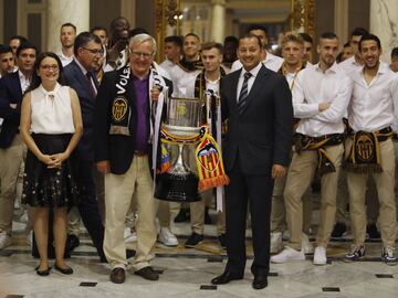 Con la Copa, Joan Ribó, alcalde de Valencia.


