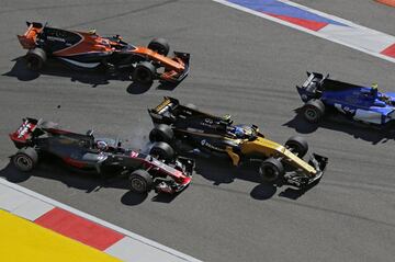 Inicio del choque entre Jolyon Palmer y Romain Grosjean