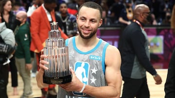 CLEVELAND, OHIO - FEBRUARY 20: Stephen Curry #30 of Team LeBron holds the Kobe Bryant Trophy after being named MVP during the 2022 NBA All-Star Game at Rocket Mortgage Fieldhouse on February 20, 2022 in Cleveland, Ohio. NOTE TO USER: User expressly acknow