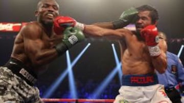 Intercambio de golpes entre Bradley y Pacquiao en el combate de Las Vegas.