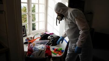 Salim Dahou, biocide technician from the company Hygiene Premium, inspects an apartment in order to treat it against bedbugs in L'Hay-les-Roses, near Paris, France, September 29, 2023. REUTERS/Stephanie Lecocq