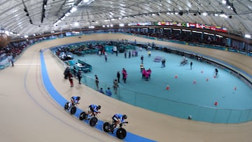 SANTIAGO, CHILE – OCT 27: Canada compite contra Colombia en la final de persecucion Masculino por equipo durante los Juegos Panamericanos 2023 en el Velodromo del Parque Peñalolen, el 27 de octubre de 2023 en Santiago, Chile./ Canada competes against Colombia in the Men's Team Pursuit Final during the 2023 Pan American Games at the Parque Peñalolen Velodrome on October 27, 2023 in Santiago, Chile
Foto de Javier Salvo/Santiago 2023 via Photosport