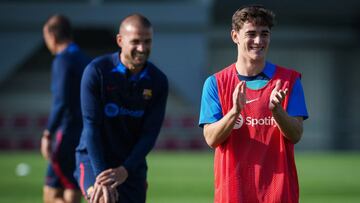 Gavi, sonriente en el entrenamiento del Bar?a previo al partido de Mestalla.
