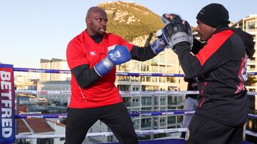 Dillian Whyte en un entrenamiento p&uacute;blico en Gibraltar.