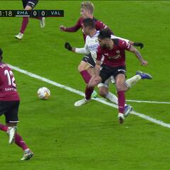 El penalti del 1-0 por el que el Valencia denunció "robo" de manera oficial