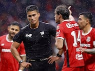 MEX4280. TOLUCA (MÉXICO), 02/11/2024.- Marcel Ruiz (c) y Claudio Baeza (d) del Toluca reclama al árbitro central Guillermo Pacheco este sábado, en un partido por la jornada 15 del torneo Apertura 2024 de la Liga MX, en el estadio Nemesio Diez de la ciudad de Toluca (México). EFE/ Alex Cruz