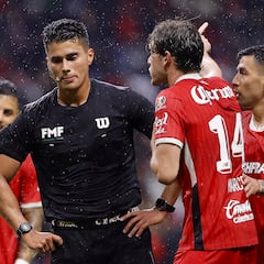 ¡Se le van encima! Así salió de la cancha el árbitro del Toluca vs León