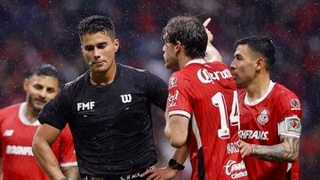 MEX4280. TOLUCA (MÉXICO), 02/11/2024.- Marcel Ruiz (c) y Claudio Baeza (d) del Toluca reclama al árbitro central Guillermo Pacheco este sábado, en un partido por la jornada 15 del torneo Apertura 2024 de la Liga MX, en el estadio Nemesio Diez de la ciudad de Toluca (México). EFE/ Alex Cruz