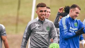 El defensa de Austin FC H&eacute;ctor J&iacute;menez quiso evitar el pase para que Lletget definiera, pero en lugar de eso termin&oacute; por lesionarse en la ca&iacute;da.