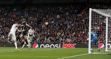 Raphael Varane remató de cabeza al larguero.