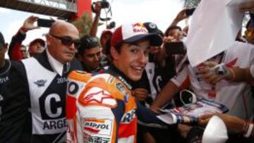 Márquez atiende a los fans el año pasado en Argentina.