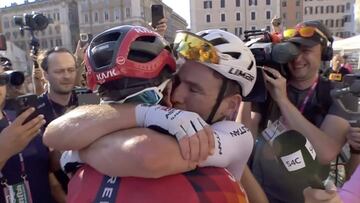 Mark Cavendish abraza a Geraint Thomas tras su victoria en la vigésimo primera etapa del Giro de Italia 2023.