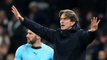 LONDON (United Kingdom), 29/11/2025.- Tottenham manager Thomas Frank gestures on the touchline during the English Premier League match between Tottenham Hotspur and Fulham in London, Britain, 29 November 2025. (Reino Unido, Londres) EFE/EPA/NEIL HALL EDITORIAL USE ONLY. No use with unauthorized audio, video, data, fixture lists, club/league logos, 'live' services or NFTs. Online in-match use limited to 120 images, no video emulation. No use in betting, games or single club/league/player publications.