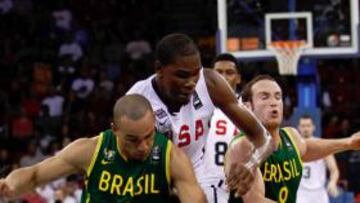 <b>PUNTO DÉBIL. </b>Alex García, de Brasil, roba un balón a Durant.