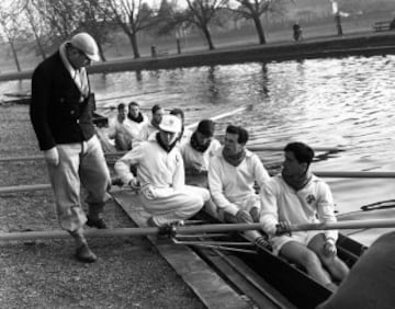 26 de Enero de 1954, el entrenador de Cambridge dando instrucciones antes del entrenamiento.