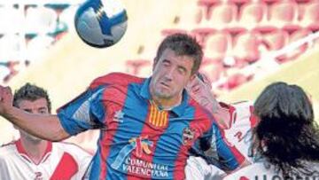 <b>ADIÓS. </b>Xisco remata ante la oposición de Enguix y en presencia de Salva y Llorens, que no pudieron impedir la derrota del Rayo.