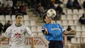 <b>YA NO SON ÚLTIMOS.</b> El Oviedo ganó 0-1 en Albacete y consigue salir del último puesto en Segunda División, gracias a un gol de Oli.