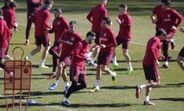 Simeone tiene dudas para el once inicial ante el Barcelona.