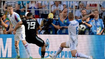 Moscow (Russian Federation), 16/06/2018.- Sergio Aguero (2-L) of Argentina scores the 1-0 goal during the FIFA World Cup 2018 group D preliminary round soccer match between Argentina and Iceland in Moscow, Russia, 16 June 2018.
(RESTRICTIONS APPLY: Edi