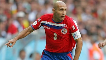 El legendario defensor sigue ejerciendo su liderazgo en el combinado tico, aunque ahora desde afuera del rectángulo de juego.