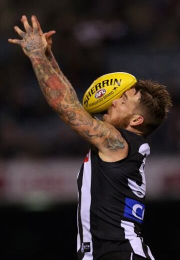 Dane Swan de los Magpies es golpeado en la cara por el balón durante el partido de AFL doce asaltos entre los Collingwood Magpies y Western Bulldogs en el Etihad Stadium de Melbourne, Australia.