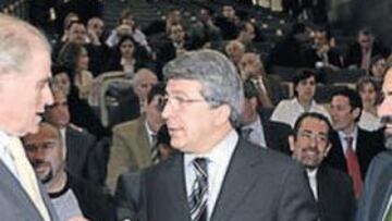 <b>TERTULIA. </b>Calderón, Cerezo y Torres charlaron tras el homenaje al doctor Guillén.