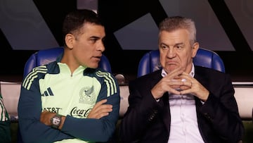 MEX1974. PUEBLA (MÉXICO), 12/10/2024.- El entrenador de la Selección Nacional de México, Javier Aguirre (d) y su auxiliar técnico Rafael Márquez (i) reaccionan durante un juego amistoso este sábado, celebrado en el estadio Cuauhtémoc de la ciudad de Puebla (México). EFE/Hilda Ríos