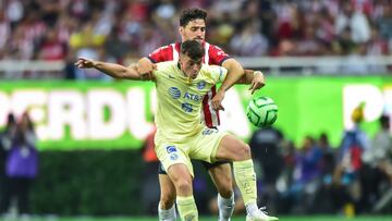 Federico Viñas disputa un balón en el duelo ante Chivas