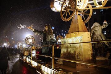 Miles de niños participan en la cabalgata de los Reyes Magos de Madrid, que este año ofrece un homenaje especial al mundo de los inventores.