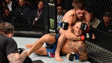 Khabib Nurmagomedov somete a Dustin Poirier durante el UFC 242.