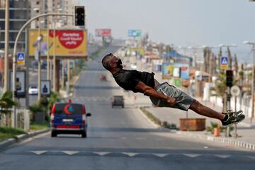 El atleta palestino Ahmed Abu Hasira realiza un ejercicio de parkour en las desiertas calles de la ciudad de Gaza, debido a las fuertes restricciones derivadas de la pandemia. Abu Hasira, de 35 años, dedica gran parte de su tiempo a enseñar a los niños de Gaza esta modalidad deportiva, que cada vez cuenta con un mayor número de adeptos.