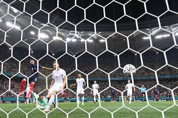 1-1. Karim Benzema marca el primer gol.