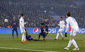 Casemiro makes it 1-2 after a good pass from Lucas Vázquez.
