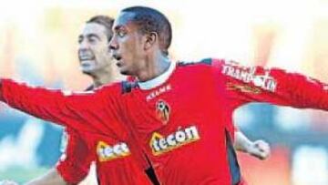 <b>PUEDE CAMBIAR DE ACERA. </b>Henok Goitom puede convertirse en el primer jugador en saltar desde el Ciudad al Real Murcia.