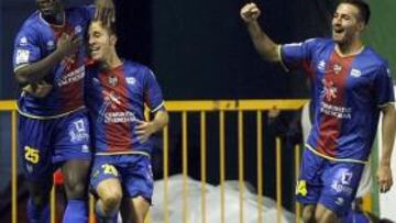 <b>DOBLE ALEGRÍA.</b> Caicedo y Juanlu celebran una victoria que aleja al Levante del descenso.