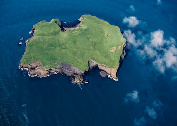 La isla también está catalogada como reserva natural y área protegida. Esto se debe a que es una importante zona de anidación de aves marinas.