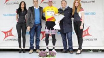 Nacho P&eacute;rez, el nuevo l&iacute;der de la Copa de Espa&ntilde;a, en el podio del GP Macario con Miguel Indurain.