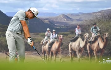 El sudafricano Garrick Higgo juega su golpe de salida en el hoyo nueve durante la segunda jornada del Magical Kenya Open, que tiene lugar en el Karen Country Club de Nairobi, Kenia. El torneo del Circuito Europeo, que reparte un millón de euros en premios, está dejando estampas tan bellas y poco habituales como la de la imagen superior. 