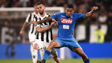 Pjanic y Allan luchan por un balón.