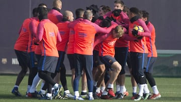 Buen ambiente en el entrenamiento del Barcelona en el d&iacute;a de ayer. 