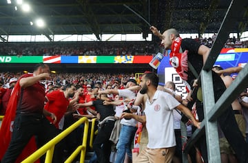 Grupos de hooligans de la selección turca y la georgiana se enfrentaron una esquina del Signal Iduna Park en los prolegómenos del partido que les enfrentaba. Los efectivos desplegados para el partido eran más de 3.000 ante la posibilidad de que hubiera altercados entre dos aficiones muy calientes.
