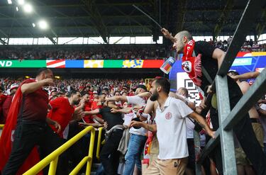 Grupos de hooligans de la selección turca y la georgiana se enfrentaron una esquina del Signal Iduna Park en los prolegómenos del partido que les enfrentaba. Los efectivos desplegados para el partido eran más de 3.000 ante la posibilidad de que hubiera altercados entre dos aficiones muy calientes.